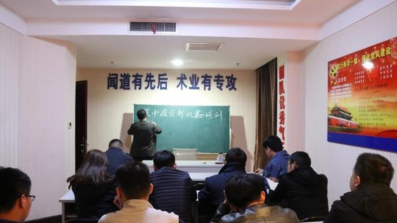 小标题：行业背景解析